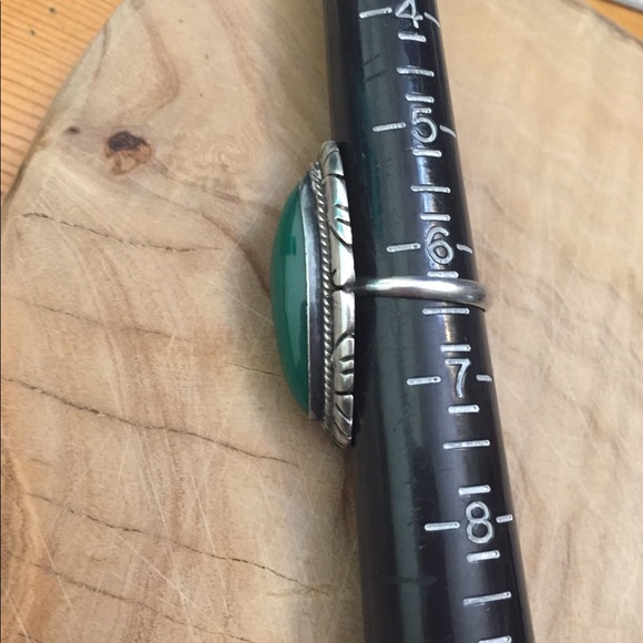 Beautiful dark green stone hand etched silver ring - Picture 2 of 4